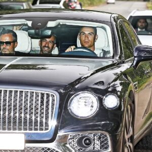 Ronaldo arrives at manchester united training ground to discuss future