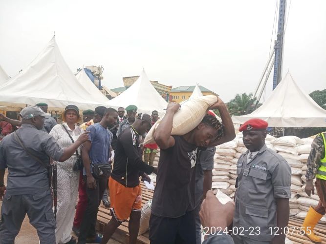 Customs, at least 4,000 benefit,sale of seized rice