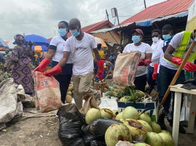 Foundation partners Oracle Nigeria to clean up Lagos fruit market